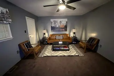 Image de Cozy Minimal King Bed Charlotte