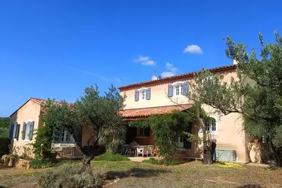 Image de 10 persons accommodation: spacious 6 pers villa + 4pers Cabanon in Aups (Provence)