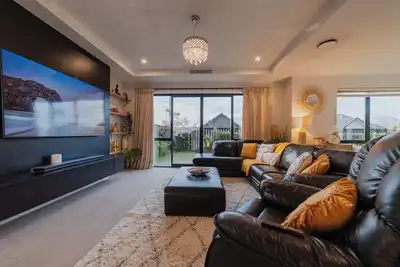 Image de Sunlit Sanctuary with Private Patio in Wigram