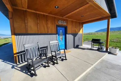 Beautiful cabin with spectacular views of the lake and mountains.