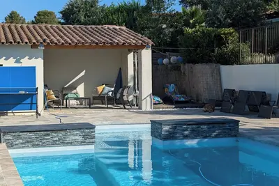 Image de maison provençale entre vignes et oliviers avec piscine et terrain de pétanque