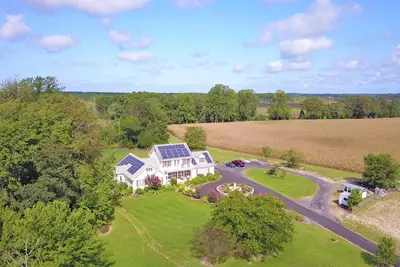 Image de 3 guestrooms with attached and shared bath