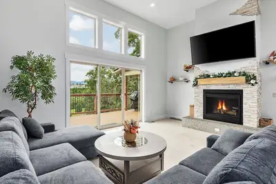 Image de Cozy Retreat with Hot Tub