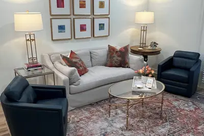 Image de Newly renovated and with walking trail to campus & square!