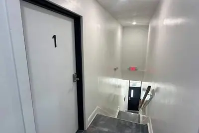 Prime Otr+Queen Bed+Parking Unit 1