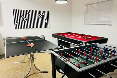 Image de 8br/4ba Spacious House | Sleeps 20~Pool~Fenced Yd