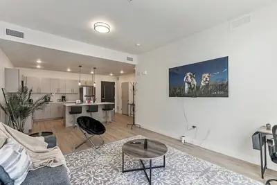 Image de 2 Bedroom Apt - Mins to City Center - Gym - 65\" Tv