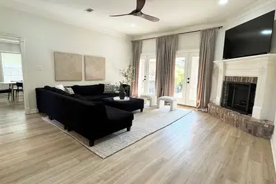 Image de The Centrally Located Bedford Home