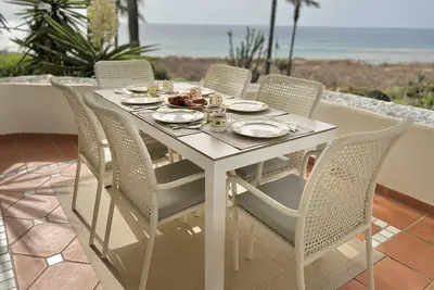 Image de Spectacular apartment on the beachfront, with stunning 180+ degree sea views