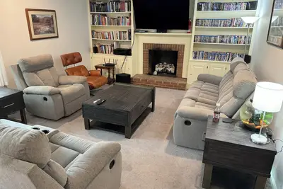 Image de 4 bdrm, 3 bath, 2, 700 sqft house on 1 acre with chickens and fenced in back yard