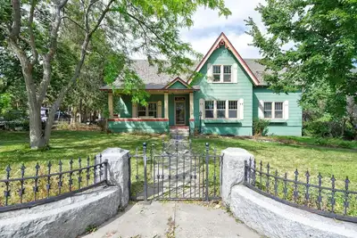 Image de Charming 4-bedroom 3 bathroom home Centrally located Beautiful Victorian Home