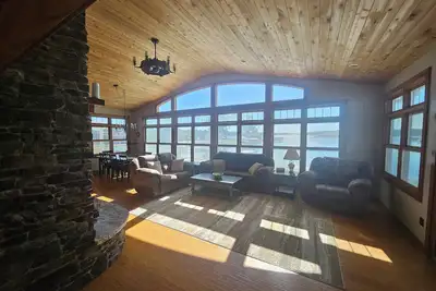 Image de Irish Lakefront, Hot Tub! Pets, dock, fishing, kayaks, ice fishing, hunting!