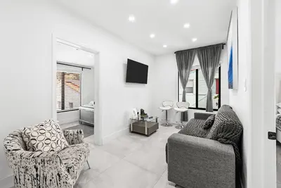 Image de La Casita @MÍA Design District 2br/1ba Free Parking-Private Fence Patio-Hot Tub