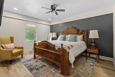 Image de Relax with your family and friends at this peaceful place to stay. \n\n