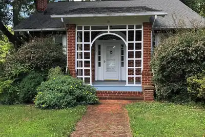 Image de Craftsman Cottage - Charming 3-bedroom house with WiFi and Ac in lovely Orange