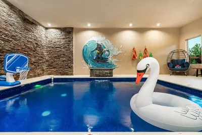 Image de Huge Indoor Pool, Views, 10 min to Pkwy, 2 King Suites + Bunk Room w/ Queen Bed