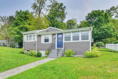 Image de Updated Lakeville Cottage w/ Access to Long Pond