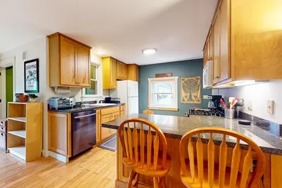 Image de Charming dog-friendly house w\/ pellet stove, yard, wifi, patio, w\/d, central air