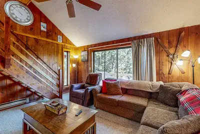 Image de Cozy condo w/ wood-burning fireplace, deck, wifi, w/d, bus route, TVs, cable