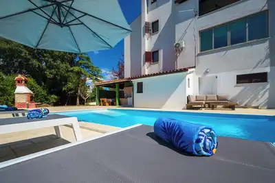 Image de Large private pool and large beach, with furnished outdoor kitchen and dining table