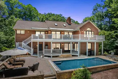 Image de Waterfront home, dock, pool, pickleball, dog-friendly, fireplaces, a\/c, jacuzzi