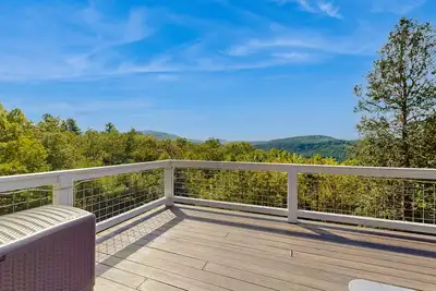 Image de Charming 2 Br home with Stunning Views from outdoor deck