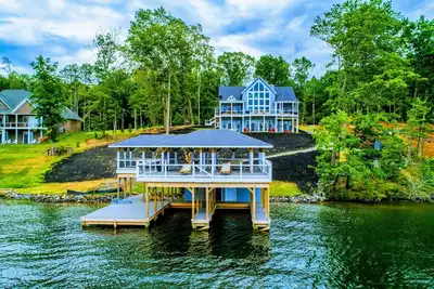 Image de New 4br Lakefront Lake Anna, Hot Tub, Boat Dock