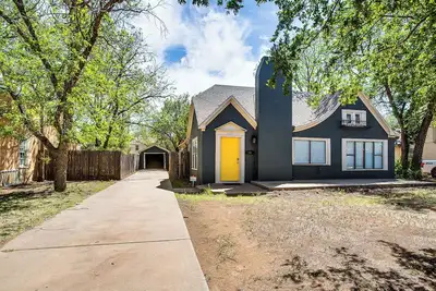 Brick Road Bungalow - Near Ttu