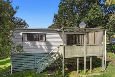 Image de The Treehouse– Simple Coastal Bach- 6 guests- One price!