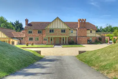 Image de Spacious Country House Retreat With Heated Pool