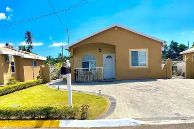 Image de Hidden Gem, Cozy 2-bedroom house with WiFi, Ac, Private Pool In Portmore