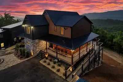 Image de Stunning Views|Expansive Game Room|Home Theater|Hot Tub|Fire Pit|Bunk Room|Quiet