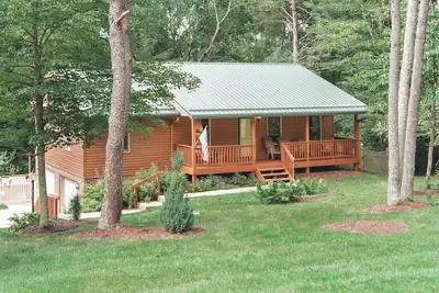 Image de Hot Tub, Game Rm, Fire Pit - Luxury Hocking Cabin