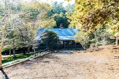 Image de Cozy riverside cabin in Suches -3 BRs w/woodstove, books, firepit. Dog-friendly!