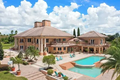 Image de A serene lake side estate