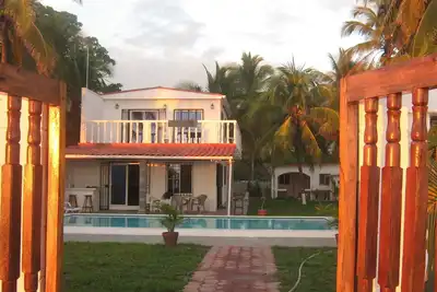 Image de Cozy Beach House in front of the ocean with a private outdoor pool!