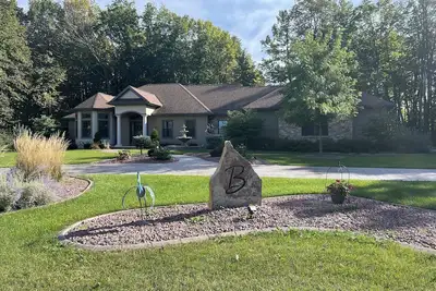 Image de Custom 3 Bedroom Home South of Green Bay Built for Entertaining