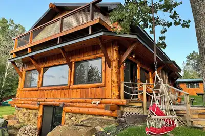 Image de Welcome to Shangri-Lodge. ! Your 2 cabin retreat on a family friendly lake.