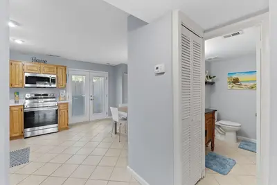 Image de 10 min away from beach 2-bedroom townhome in wonderful Pensacola with WiFi, Ac