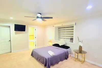 Image de Luxurious Master Bedroom Suite with In-suite Bathroom with Jacuzzi