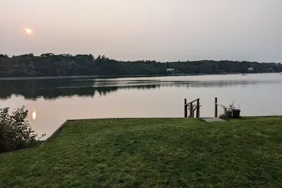 Image de Ocean's Edge sits right on Stover's Cove.