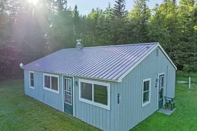 Image de Tranquil 2-bedroom cabin directly across from Back Lake! Trail Access & parking!