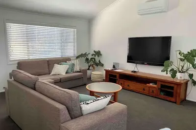 Image de Cosy guest suite incl ensuite bathroom. 5 minute drive to the beach!