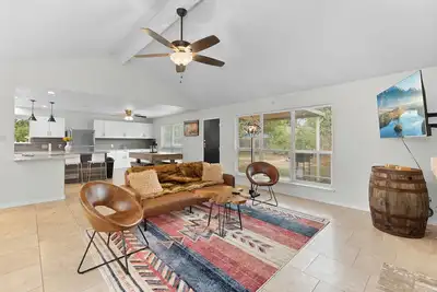 Image de Modern Farm House Style Luxury Home- Sleeps 10