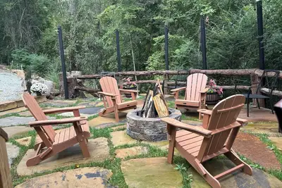 Image de Hidden, Modern Cozy Cottage, Fire Pit, & Grill