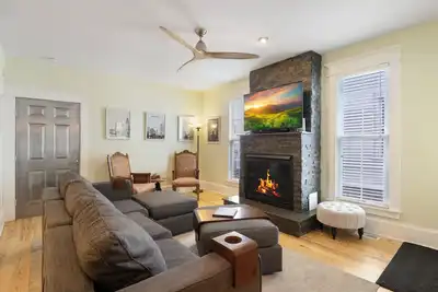 Image de Luxury 2 Bedroom 1. 5 Bath Town Home/ Walk to Elmwood/ Garage/ Ev Charger/ Ac