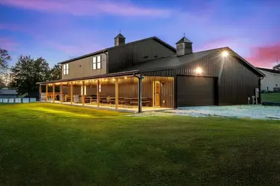 Image de Barn! 2-Hole Golf Course, BBall, Wiffleball, Soccer, Theater, Arcade, 2 Hot Tubs