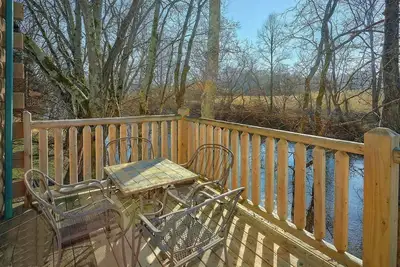 Image de River Cabin Close to Dollywood! Hot Tub/ Fireplace/ Romantic! New Listing!