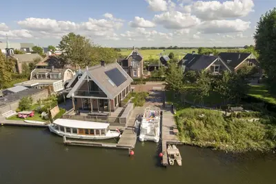 Image de Maison au bord de l'eau avec amarrage