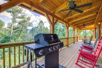 Image de Sevierville 'Wood’s Retreat' Cabin w/ Mtn View
